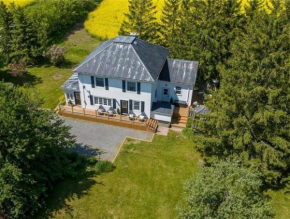 Golden Field Farmhouse - stayinpec on IG